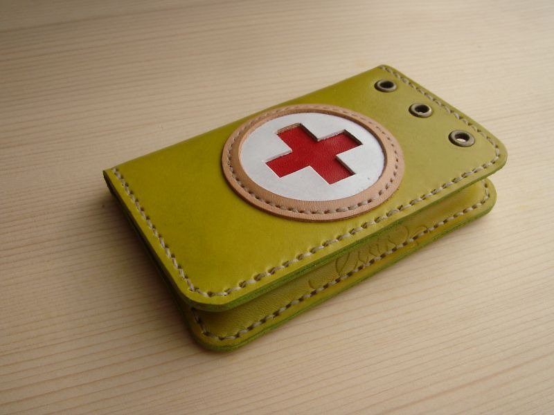 [ISSIS] Fully hand-made leather field military style medical business card holder/card holder with small red cross shape - แฟ้ม - หนังแท้ สีเขียว