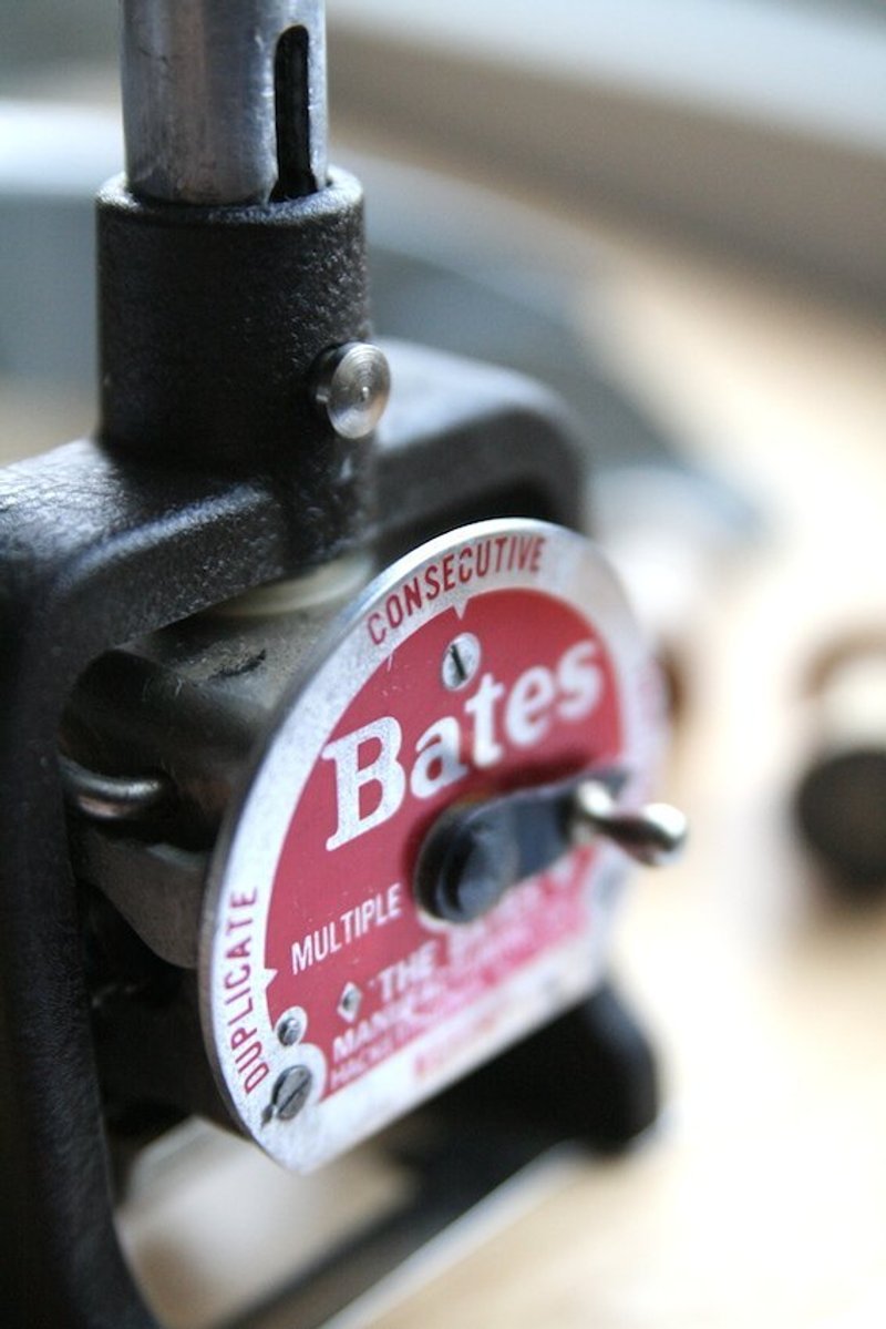 桌上細膩的工業風，50年代BATES全機械金屬數字編號機－－補貨中 - 其他 - 其他金屬 紅色