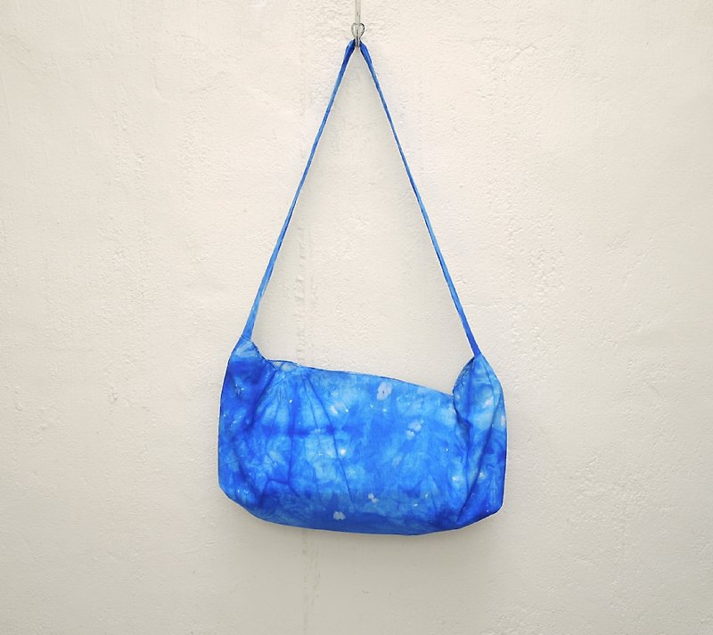 EVERYTHING IN BETWEEN 蠟染布兩用拉鍊斜背袋 - 中 - 側背包/斜孭袋 - 其他材質 藍色