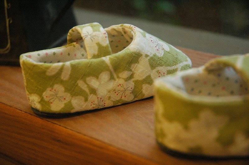Matcha Sakura Baby Shoes - รองเท้าเด็ก - วัสดุอื่นๆ สีเขียว