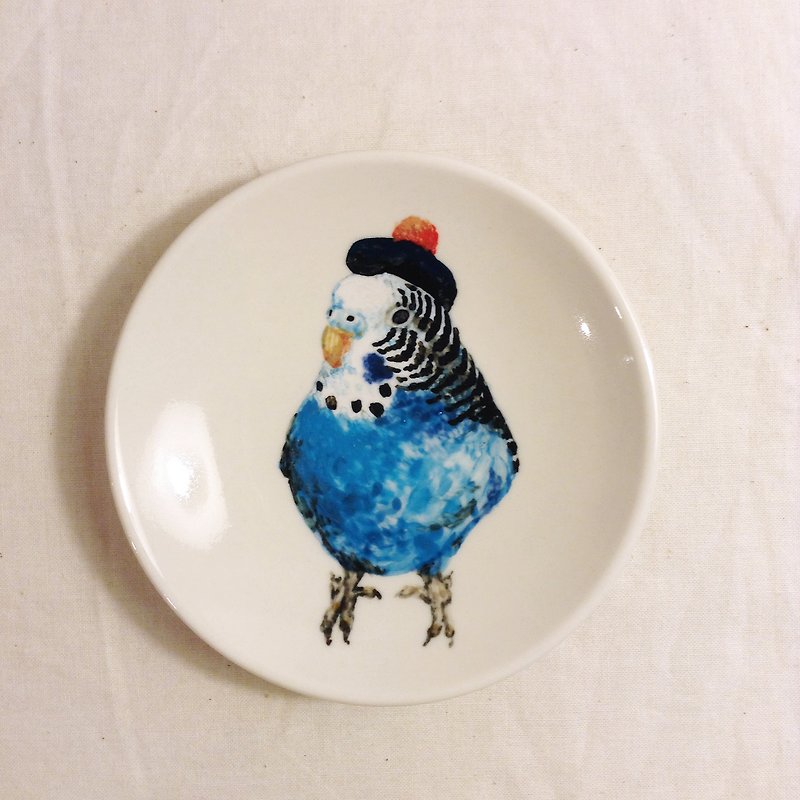 手繪小瓷盤-畫家帽藍虎皮鸚鵡 - 碟子/醬料碟 - 其他材質 藍色