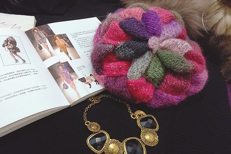 Araignee Design *手作毛帽-編織貝蕾帽* -夏卡爾 歌頌愛情 /  拼接莓紅、桃紅、紫色 浪漫甜美畫家帽 - 帽子 - 其他材質 粉紅色