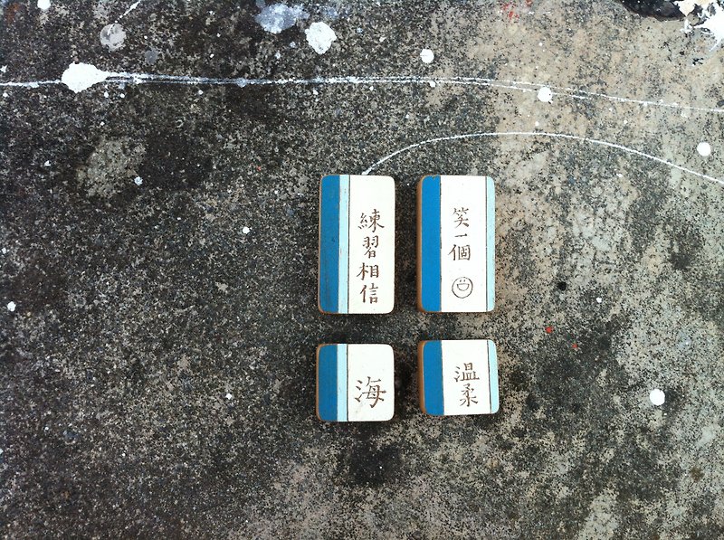 Custom, old wooden hand-lettering, strap / magnet / pin, blue series of small squares. - อื่นๆ - ไม้ สีน้ำเงิน