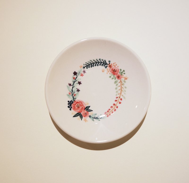 Hand-painted small porcelain plate-letter O-customized, name - จานเล็ก - เครื่องลายคราม สีแดง