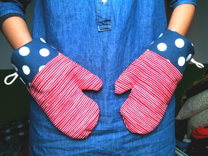 幾何條紋點點廚房烹飪隔熱手套 - ถุงมือ - วัสดุอื่นๆ สีแดง