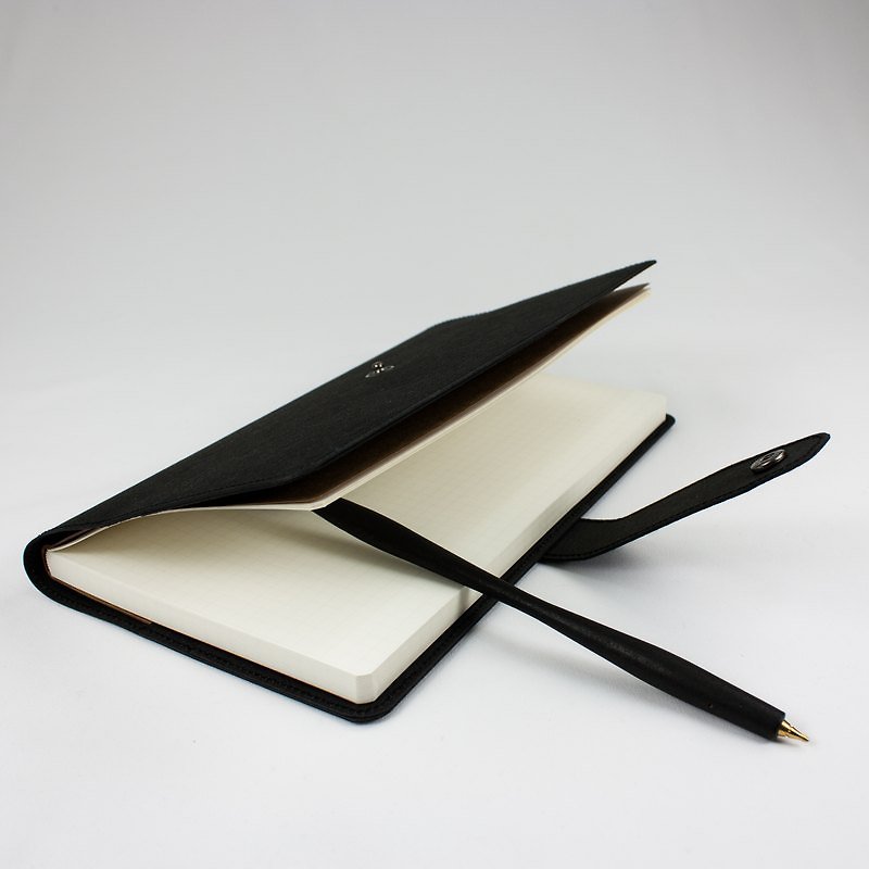 寬版壓扣 可水洗牛皮紙筆記套 黑色 純手工訂製款 [禮物] - Notebooks & Journals - Paper Black
