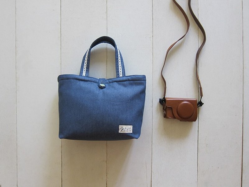 Lace Series - Danni Bu denim small Tote (wood buckle opening paragraph) - light blue + cream - กระเป๋าถือ - วัสดุอื่นๆ หลากหลายสี