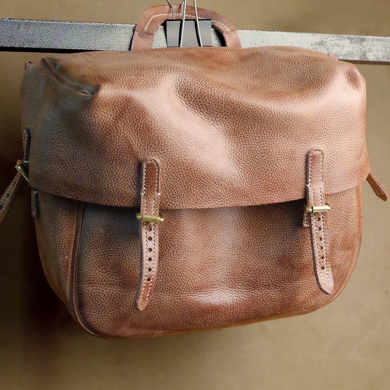 Handmade vegetable tanned leather shoulder bag - กระเป๋าแมสเซนเจอร์ - หนังแท้ สีนำ้ตาล