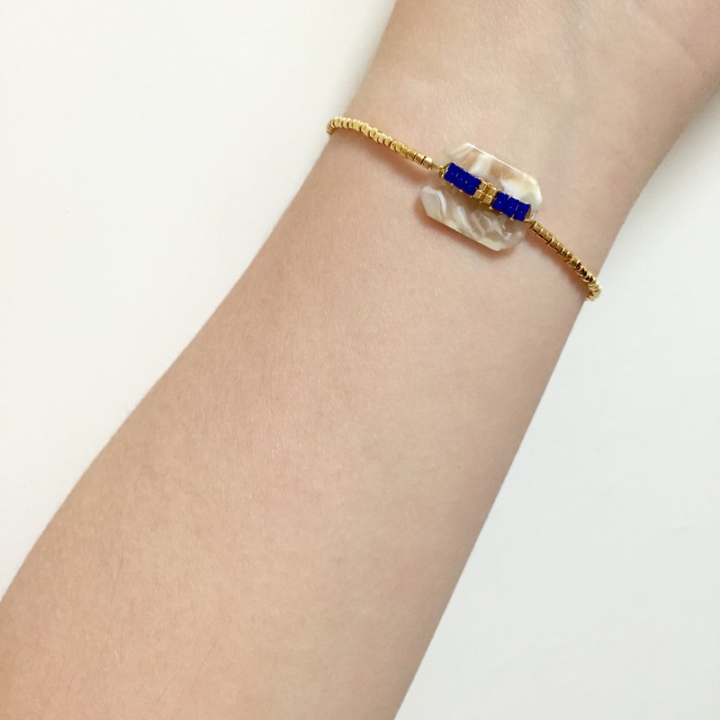 ololssim vintage pearl shell buckle ethnic bracelet (blue beads) - สร้อยข้อมือ - วัสดุอื่นๆ หลากหลายสี