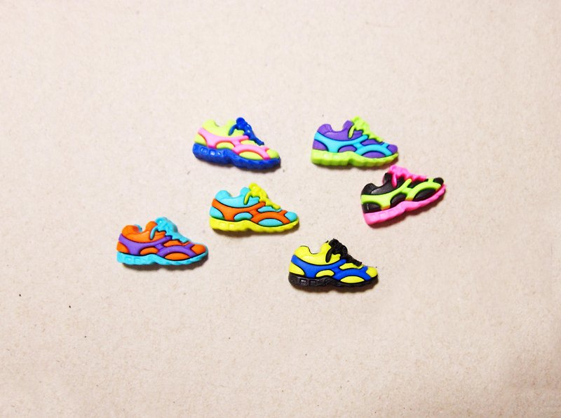Colorful running shoes - ต่างหู - พลาสติก หลากหลายสี