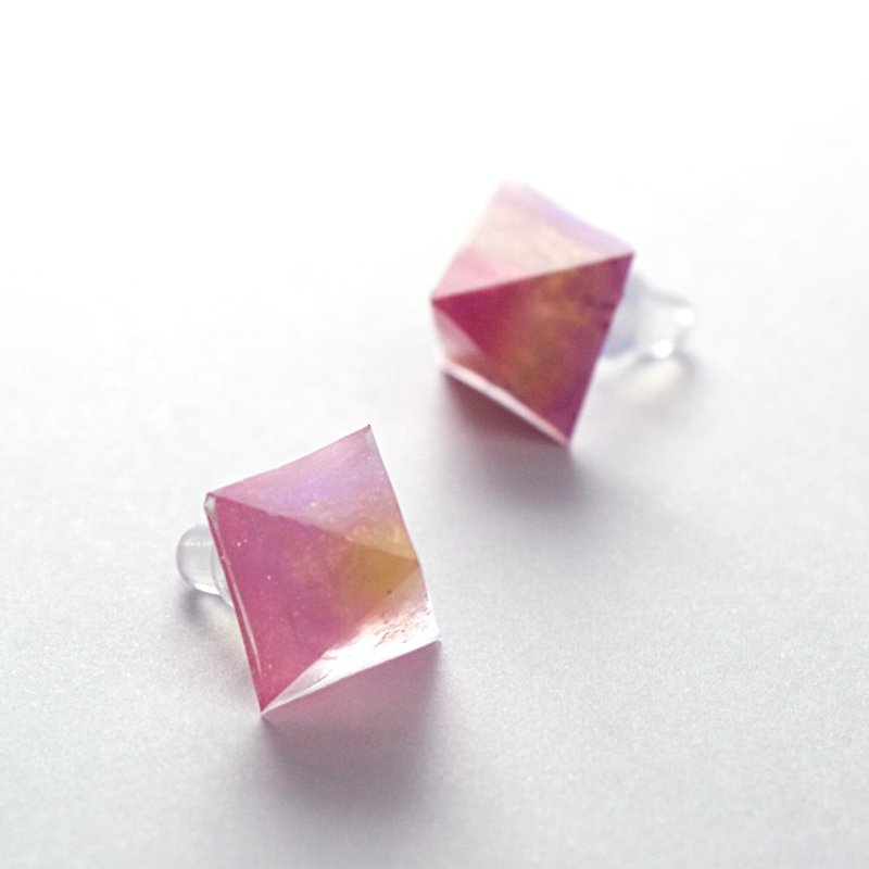 Pyramid-shaped earrings (reddish pink) - ต่างหู - วัสดุอื่นๆ สึชมพู