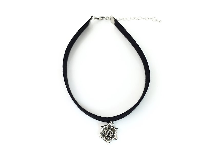 Silver rose necklace - สร้อยคอ - หนังแท้ สีดำ
