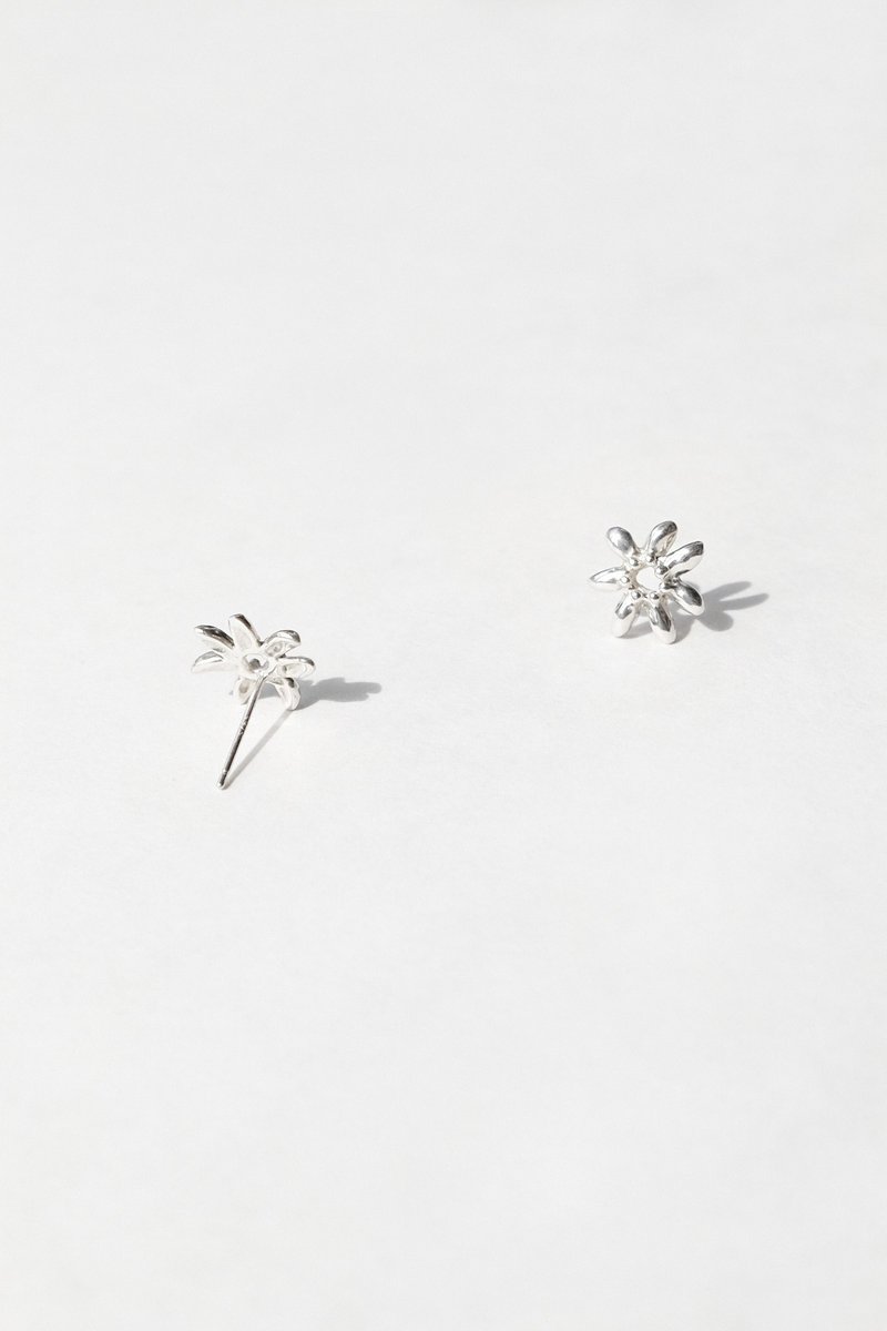 Mini Daffodils Earring Winter Daffodils Earring - ต่างหู - เงินแท้ สีเงิน