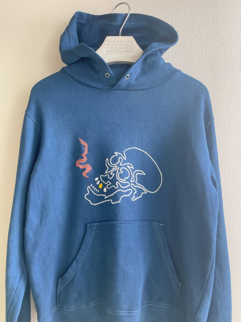 Made in Japan Hand-Dyed Skull Hoodie Sweatshirt Indigo Dye Aizome Shibori Hand Embroidery Skeleton Ghost - เสื้อฮู้ด - ผ้าฝ้าย/ผ้าลินิน สีน้ำเงิน