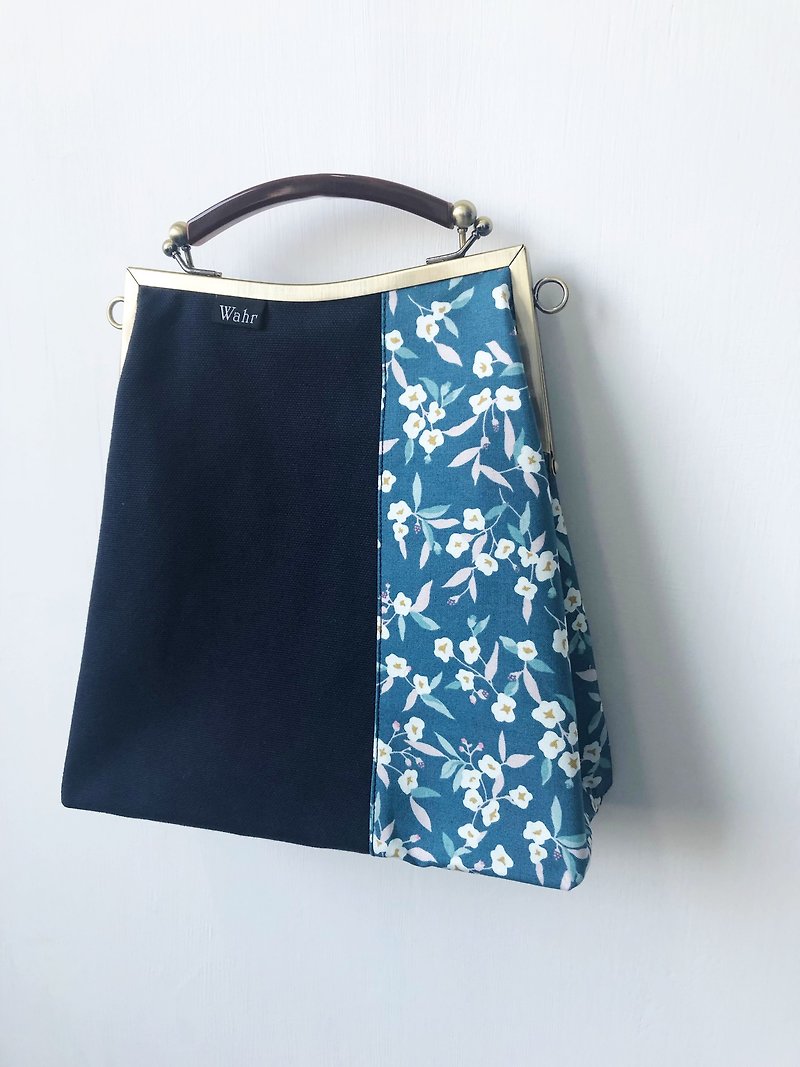 Blue flowers clasp frame bag/with chain/ cosmetic bag - กระเป๋าถือ - ผ้าฝ้าย/ผ้าลินิน สีน้ำเงิน