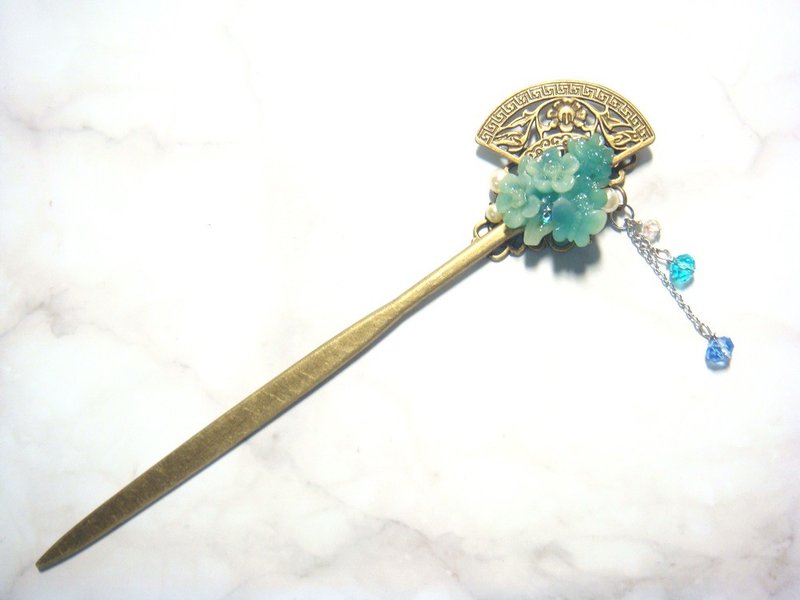 Spring breeze attracts butterflies and lake water blue hairpin shaped pearls - เครื่องประดับผม - วัสดุอื่นๆ หลากหลายสี