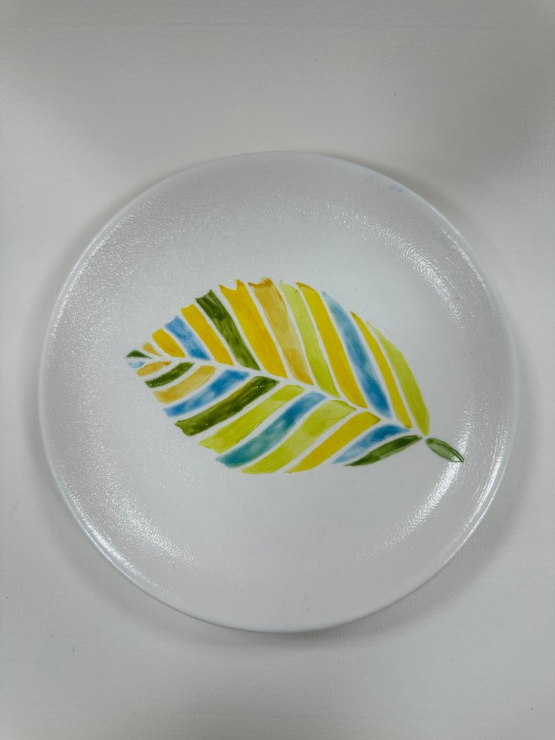 Made in Taiwan, there is only one piece of pure hand-painted plate planting sense series leaf dessert plate - Plates & Trays - Porcelain Green