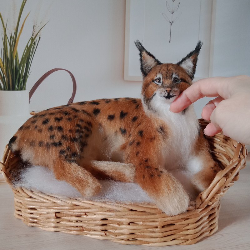 6 inches height Ready to ship. Realistic miniature crochet Lynx on a wicker sofa - Stuffed Dolls & Figurines - Other Materials Multicolor