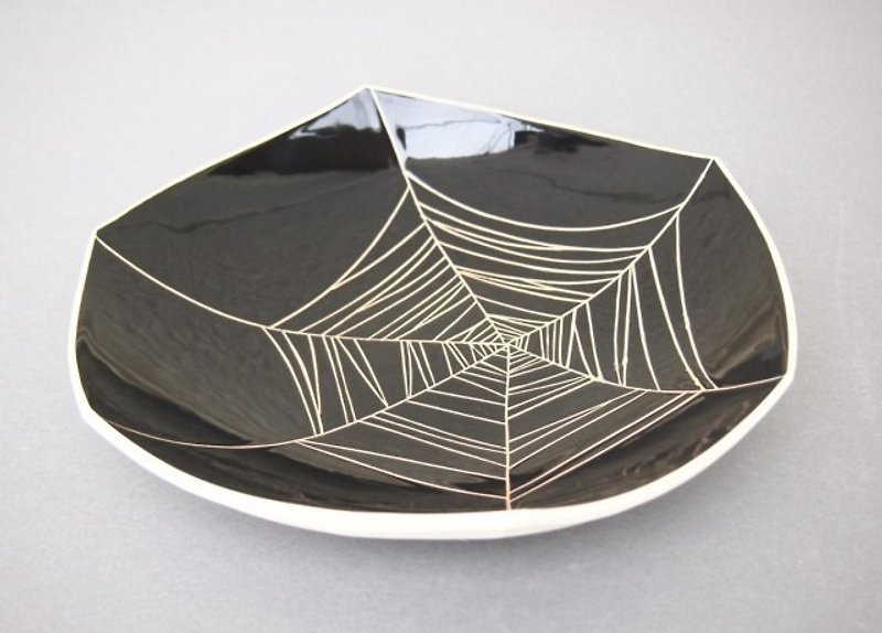 皿 (蜘蛛の巣）黒　plate (spider web) black - 花瓶/陶器 - 陶 黑色