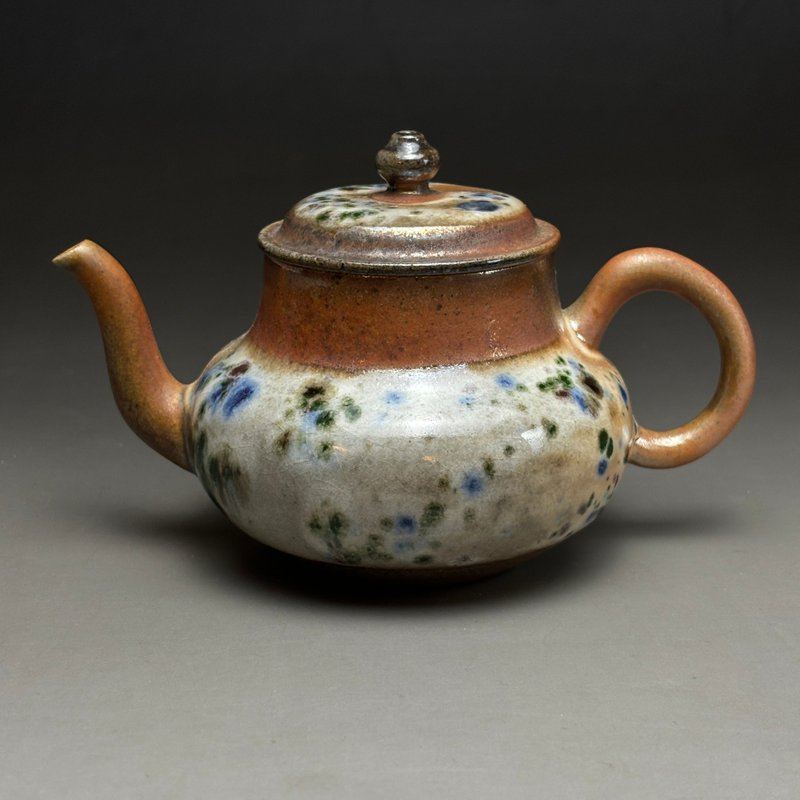 Taiwanese famous artist Wang Wenyu's [firewood] rock ore hand-pulled kettle - Teapots & Teacups - Pottery Brown