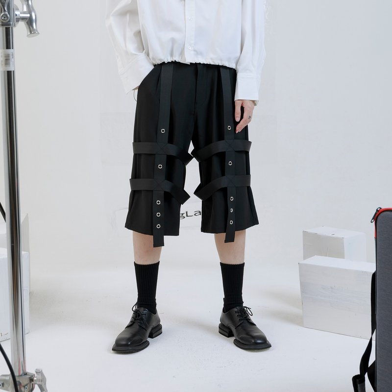 Metal eyelet strap cropped trousers - กางเกงขาสั้น - เส้นใยสังเคราะห์ สีดำ