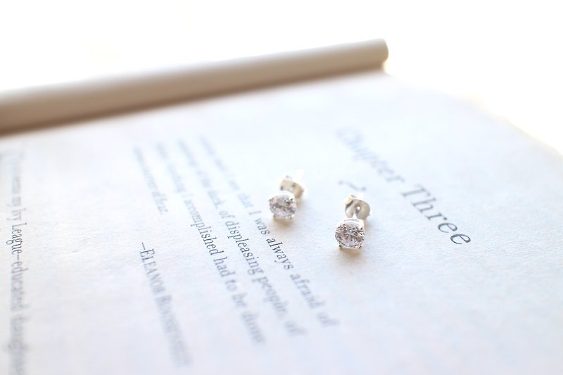 Dotted - Round Sterling Silver Earrings - ต่างหู - โลหะ สีเงิน