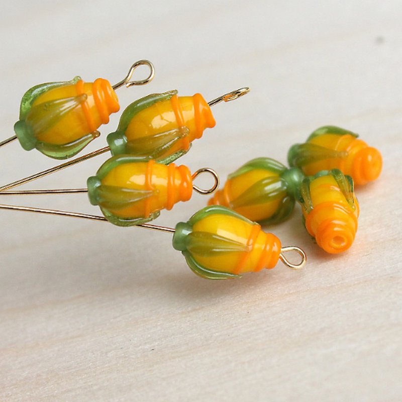 Orange Small Beads, 1 pcs  6x10mm  Glass Flower Beads, Handmade Lampwork Flower - 陶藝/玻璃 - 玻璃 橘色