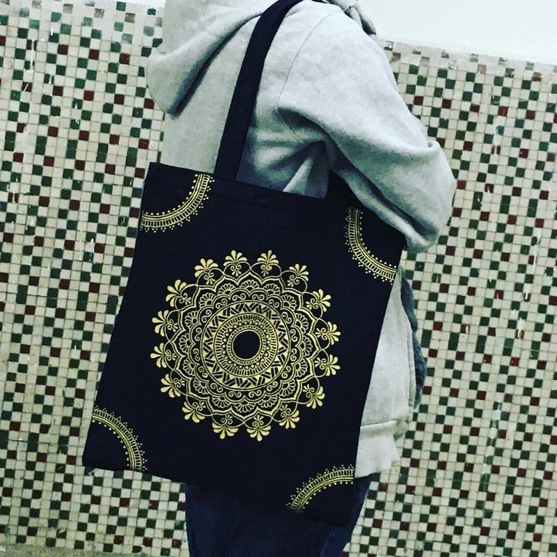 Shoulder bags hand-painted hand-painted quality cotton bag black gold inside zip Henna Mandala design Mandala Zen painting Hanna Man pedicle about ethnic Indian painted canvas - กระเป๋าแมสเซนเจอร์ - วัสดุอื่นๆ สีดำ