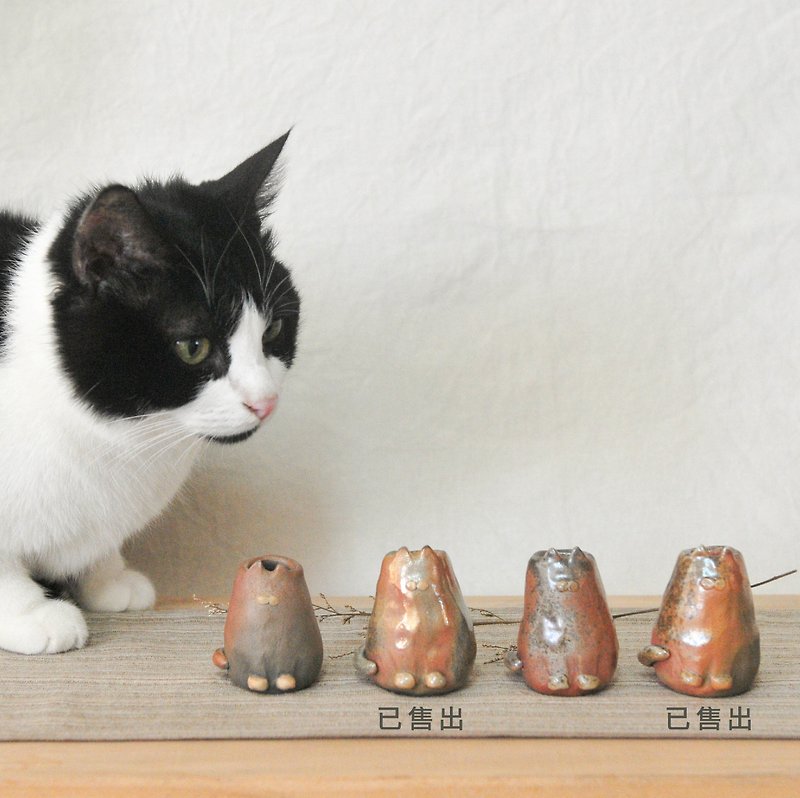 Firewood pottery hand-made mini cat florid pen - ตุ๊กตา - ดินเผา สีนำ้ตาล