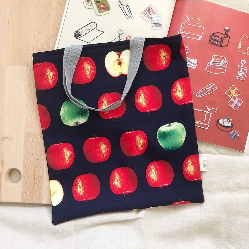 Simple tote bag/shopping bag  -  Give me an apple - กระเป๋าถือ - ผ้าฝ้าย/ผ้าลินิน สีน้ำเงิน
