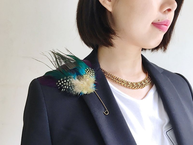[Quick Shipping for Mother’s Day] Market Treasure Hunt-Dark Purple Dark Green Peacock Feather Brooch - Brooches - Other Materials Multicolor