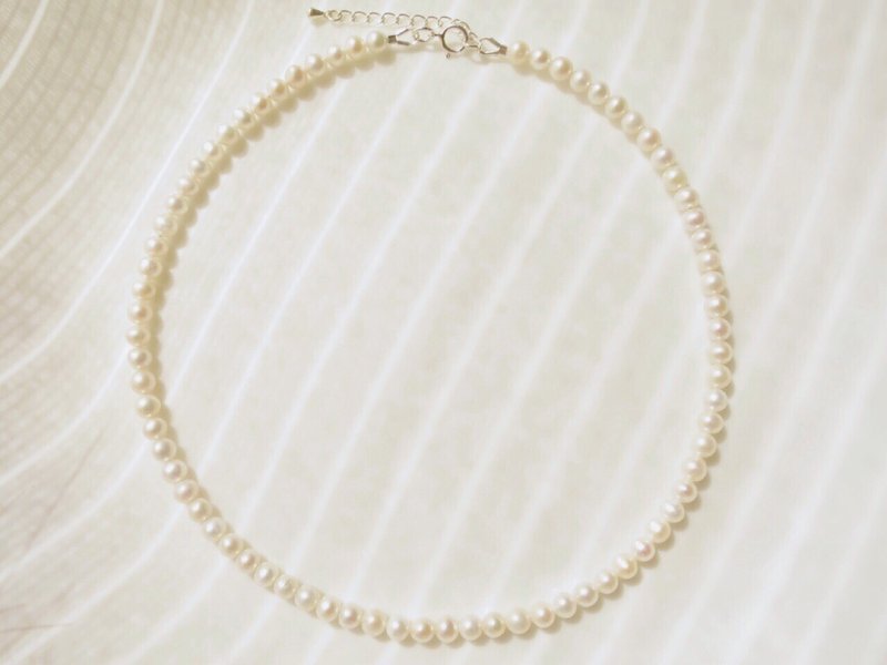 Classic pearl necklace Le collier classique - สร้อยคอ - ไข่มุก ขาว