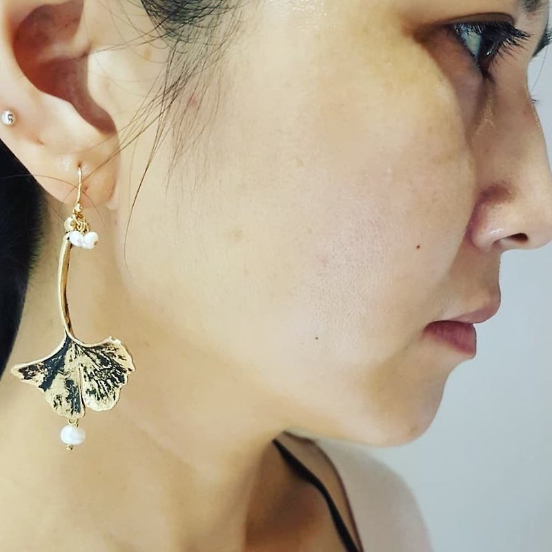 Exclusive_Bronze Large Ginkgo Asymmetric Small Natural Pearl Drop Earrings_Free Repair - ต่างหู - ไข่มุก ขาว