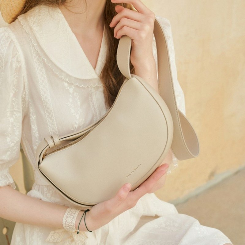 Bag to Basics 韓國製 NUAGE 月彎包包 LIGHT GREY - 側背包/斜背包 - 人造皮革 