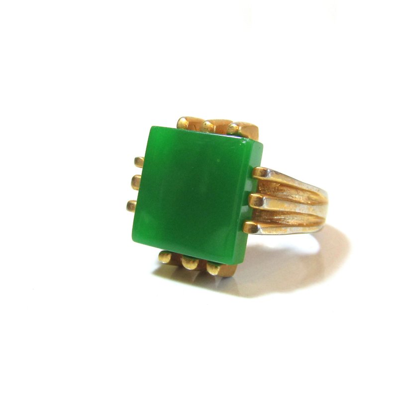 Vintage green glass gold tone design ring - แหวนทั่วไป - แก้ว สีเขียว