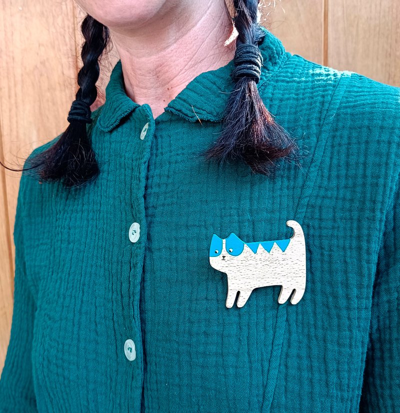 Cat brooch Neko in blue made from handpainted wood. Best gift for cat lovers! - 胸針 - 木頭 藍色