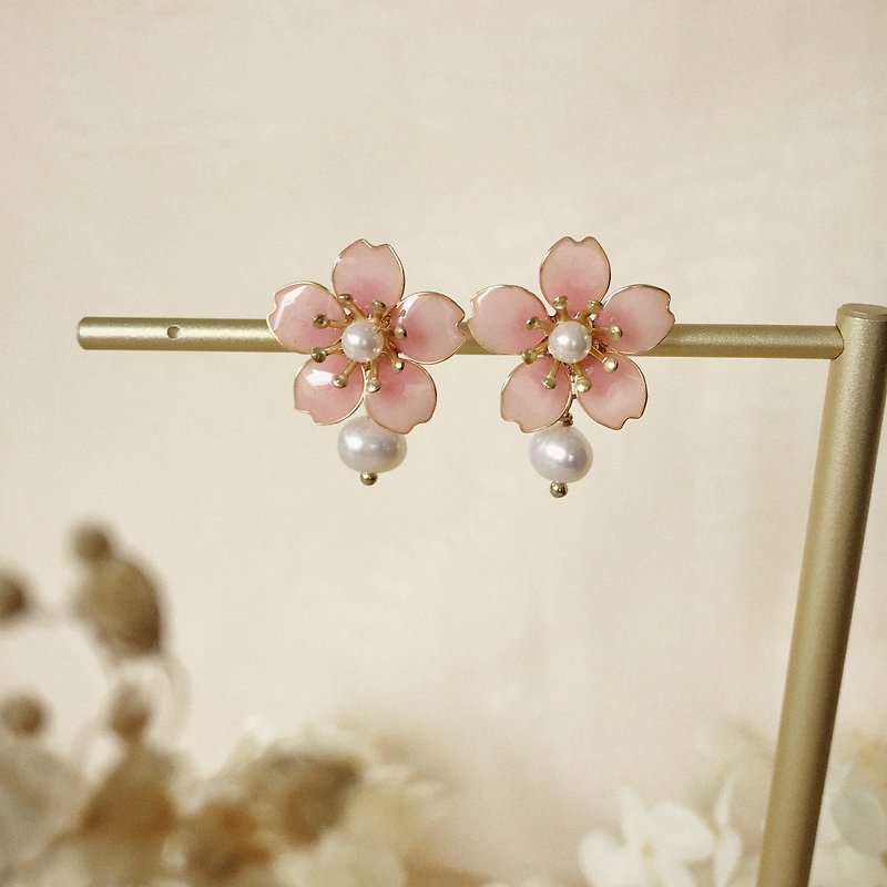 Pre-order Sakura Sweets | Earrings that can be changed into clip-on earrings with freshwater pearls - ต่างหู - เรซิน สึชมพู