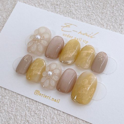 e-nail 黃色のネイルデザイン 花 可愛い 上品 人気