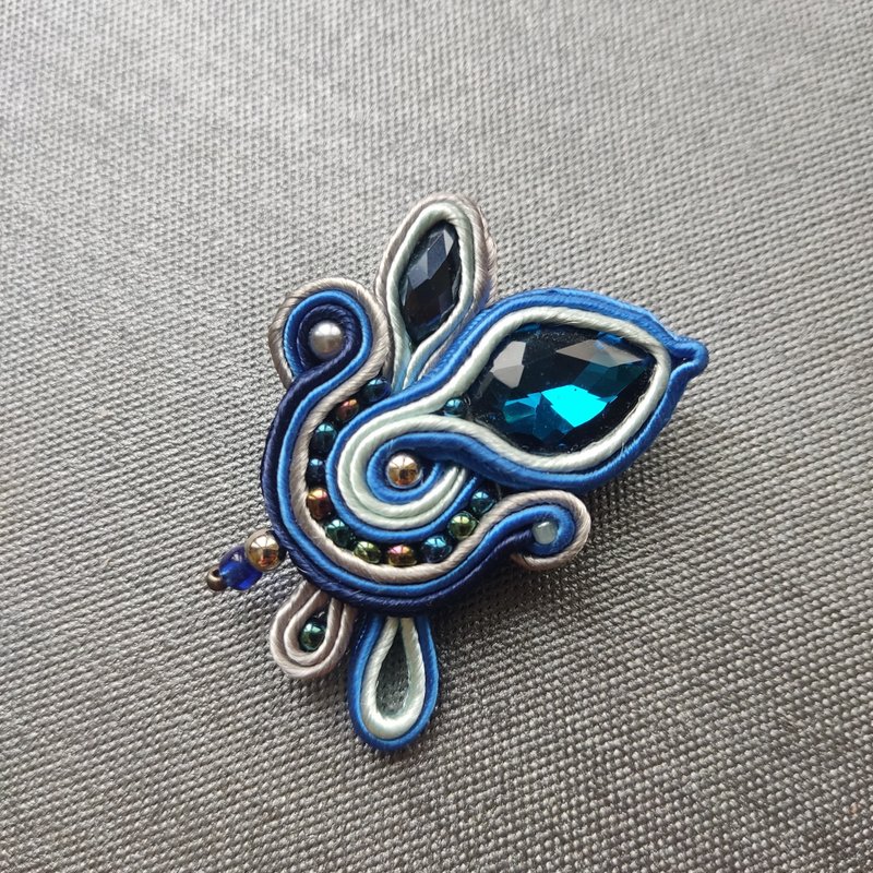 Blue Brooch, Bead Embroidered Rhinestone Brooch, Soutache jewelry - เข็มกลัด - คริสตัล สีน้ำเงิน