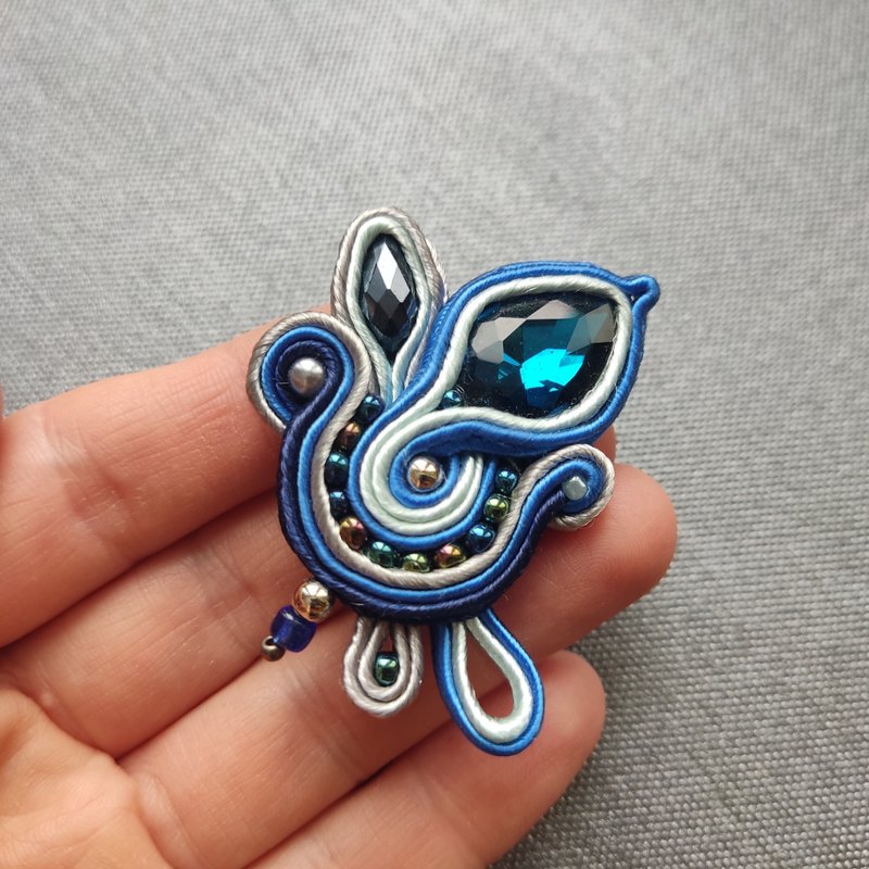 Blue Brooch, Bead Embroidered Rhinestone Brooch, Soutache jewelry - 胸針 - 水晶 藍色