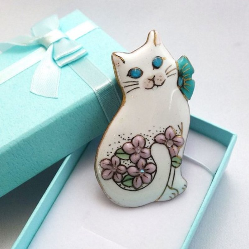 Cat - Flowers and White Cat 2019 - Cloisonne Brooch - Brooches - Other Metals White