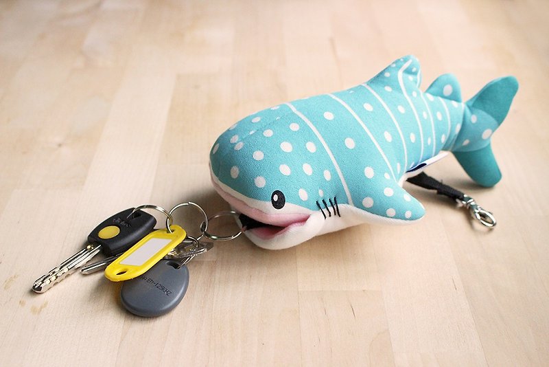 豆腐鯊點點spot whale shark多功能娃娃鑰匙包(鑰匙包/鯊魚/鯨鯊) - 鑰匙圈/鑰匙包 - 棉．麻 多色