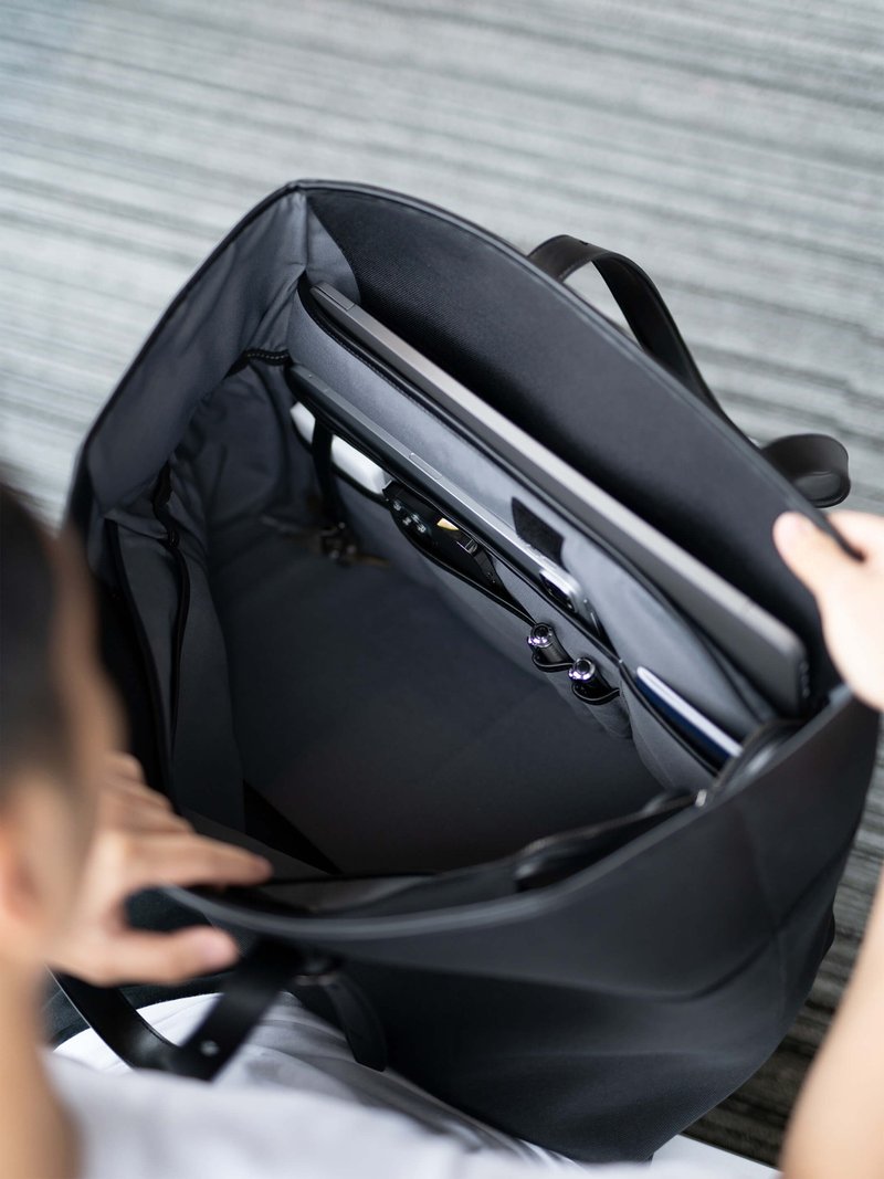 Nexus Large Capacity Tote Bag (Black) - กระเป๋าถือ - วัสดุอีโค สีดำ