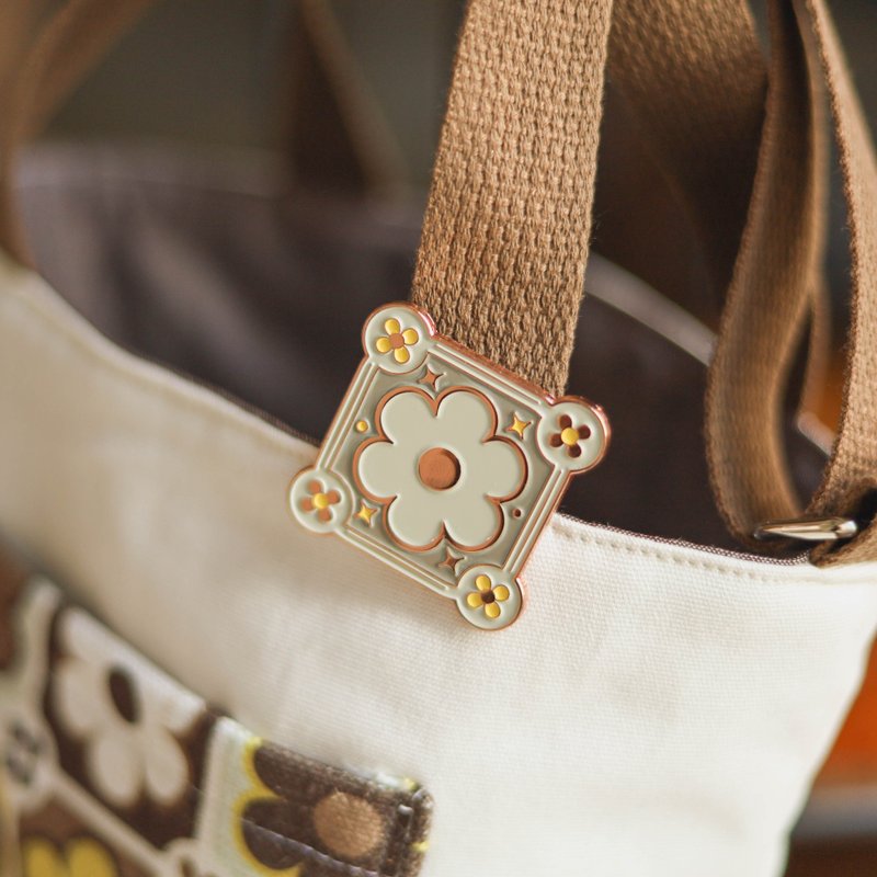 Wood chrysanthemum Paris Daisy - Hanami series / badge - เข็มกลัด/พิน - โลหะ สีกากี