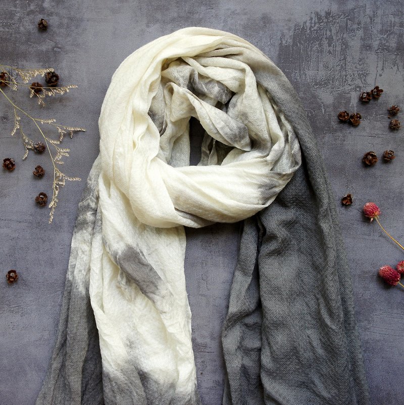 Plant dyed pure wool two-color asymmetric scarf - ผ้าพันคอ - ขนแกะ สีเทา