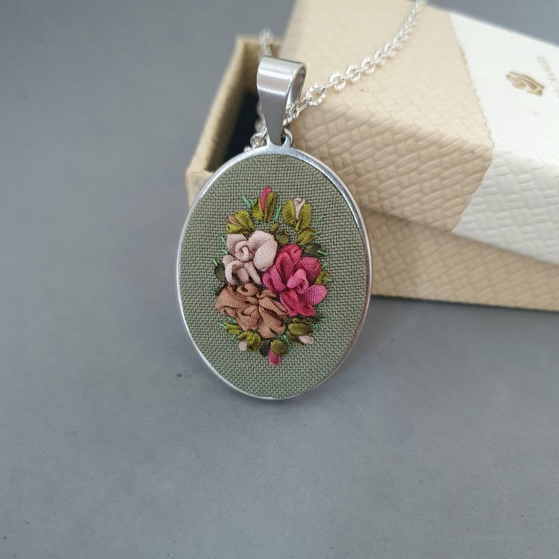 绣花吊坠 Ribbon embroidered pendant for her - 項鍊 - 絲．絹 綠色
