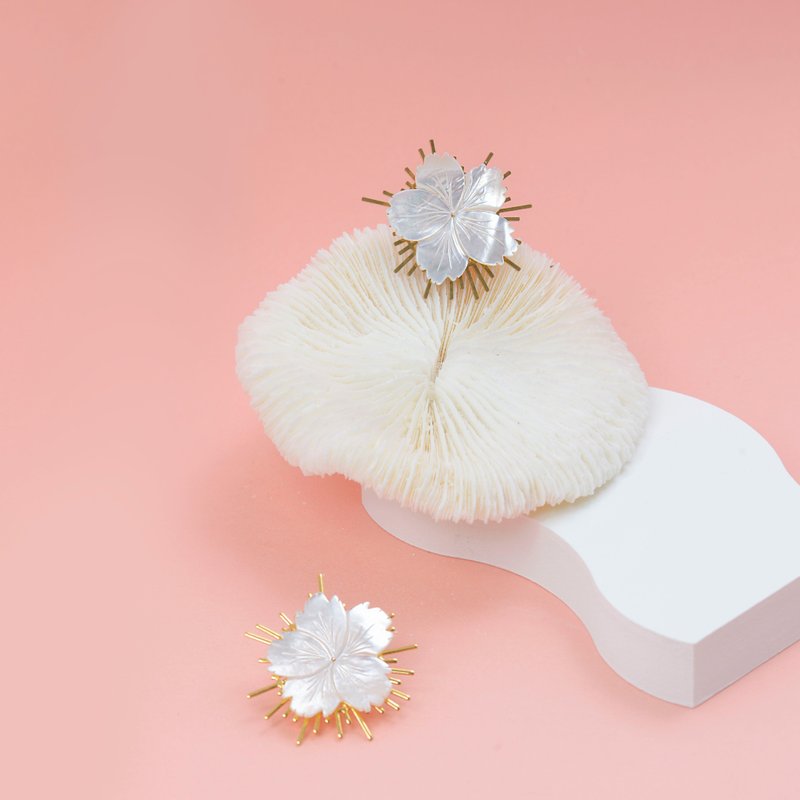 Simple and elegant shell flower earrings - ต่างหู - เปลือกหอย 