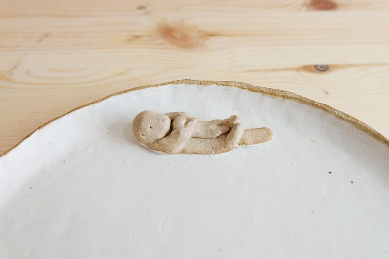 Sea otter plate - large | handmade pottery - fog white (diameter 24cm) - จานเล็ก - ดินเผา ขาว
