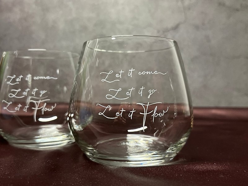 【客製化禮物】刻字玻璃杯 雕刻酒杯 (不限語言) - 杯/玻璃杯 - 玻璃 透明