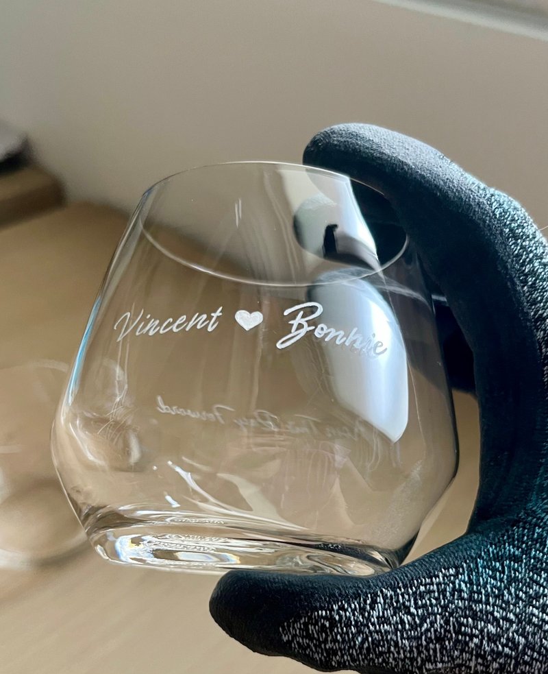 【客製化禮物】刻字玻璃杯 雕刻酒杯 (不限語言) - 玻璃杯 - 玻璃 透明